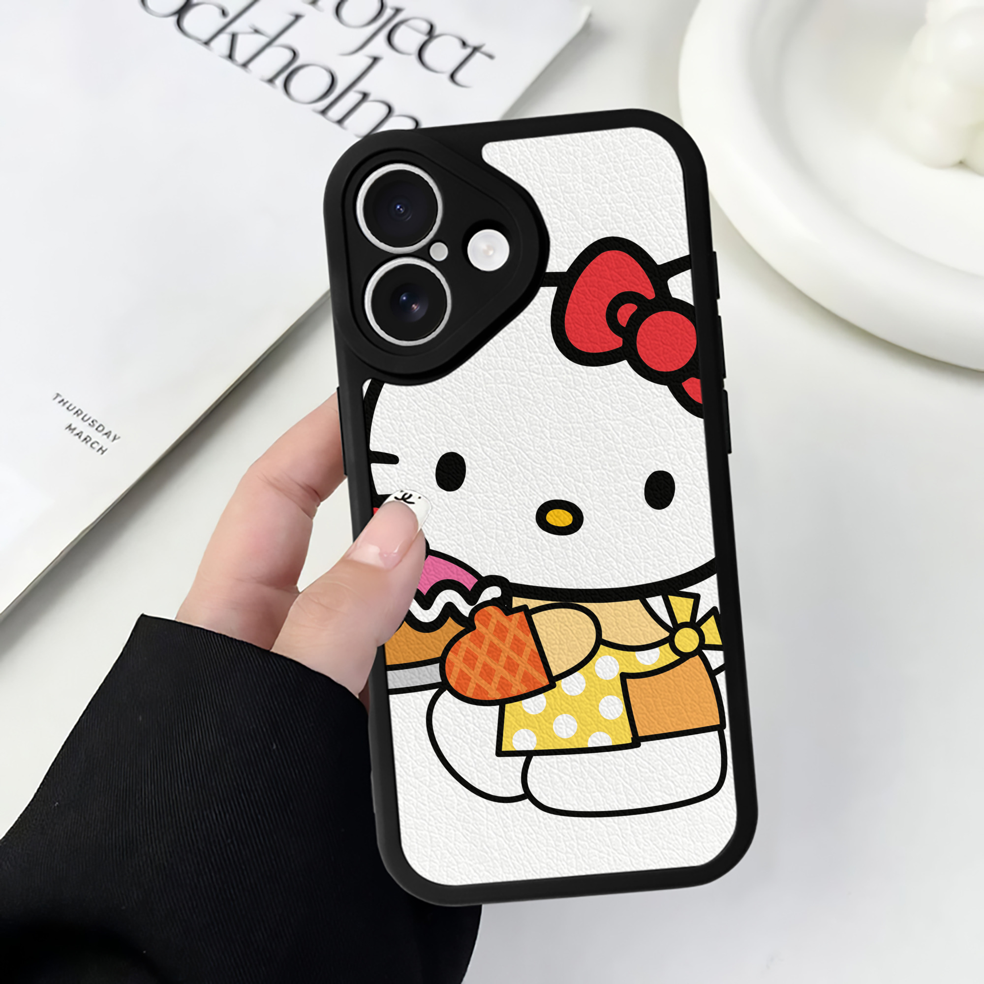 （画像用） Hello Kitty ハローキティ 【iPhone 16シリーズ対応】シリコンスマホケース（レザー調） 材質：シリコン